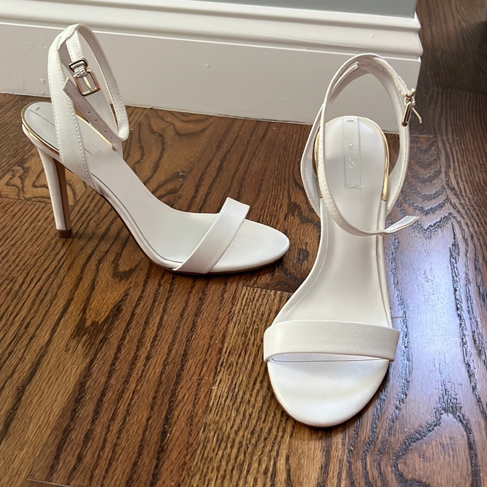 Perfect wedding day or rehearsal shoe. White heels never worn. 6.5